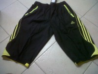 short adidas con rayas amarillas