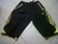 short adidas con rayas amarillas